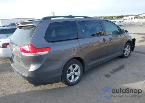 2014 Toyota Sienna Le V6 8 Passenger z USA, uszkodzony, nr VIN 5TDKK3DC7ES444442